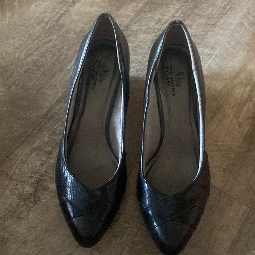 Dress shoes  size 8 1/2. Great condition